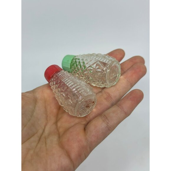 VTG Diamond-Cut Mini Glass Salt & Pepper Shakers With Red Green Lids 1950's - Picture 4 of 7